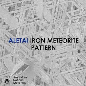 K&ouml;nnte beinhalten: Nahaufnahme einer metallischen Oberfl&auml;che mit einem komplexen, geometrischen Muster. Der Text "ALETAI IRON METEORITE PATTERN" ist in Blau und Schwarz dargestellt. Das Logo der Australian National University befindet sich unten links.