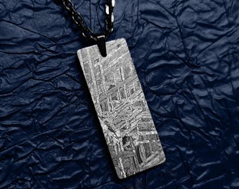 Collar de meteorito de hierro con colgante rectangular con patrón de Widmanstätten de 20 x 50 x 3 mm. Joya espacial auténtica, regalo para hombres y mujeres.