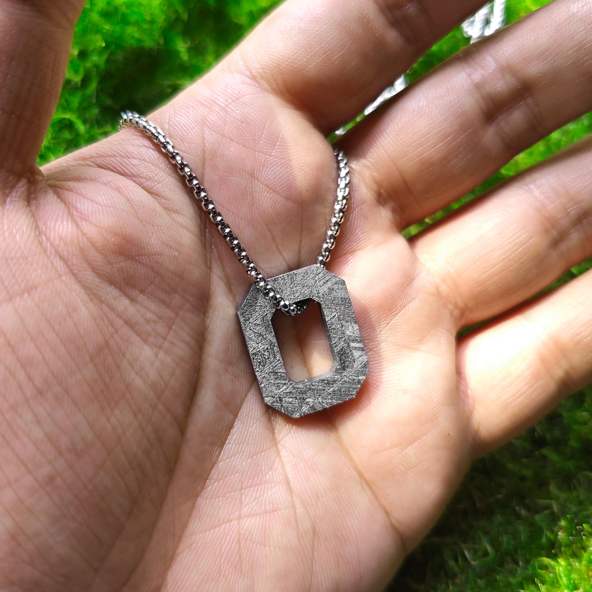 ムオニオナルスタ隕石ペンダントネックレス: ウィドマンシュテッテン