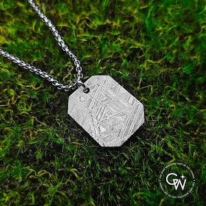 Collar con colgante de meteorito Muonionalusta: hierro espacial con patrón Widmanstätten