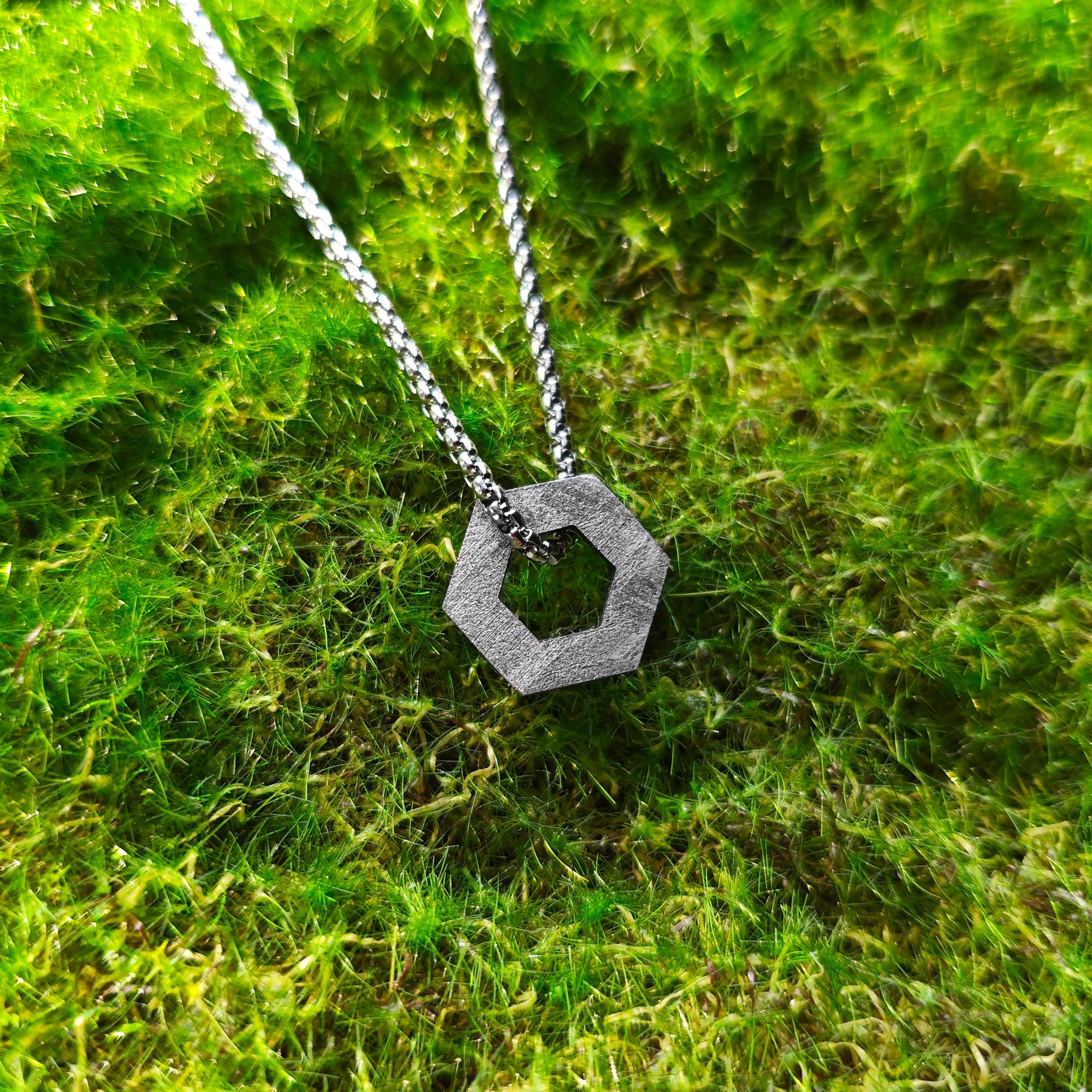 ムオニオナルスタ隕石ネックレス: ウィドマンシュテッテン パターン