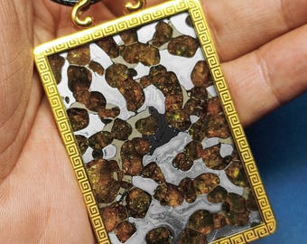 Colgante de meteorito de palasita Brenham, meteorito de hierro de Kansas (EE. UU.) con cristales de olivino. Collar rectangular de rebanada cósmica. Regalo espacial excepcional.
