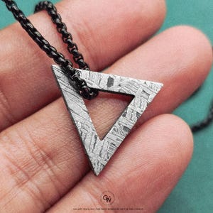 Collar triangular de meteorito de hierro, colgante con patrón Widmanstätten de 23 x 20 x 2 mm, cadena de acero inoxidable de 60 cm, regalo espacial para él y ella.