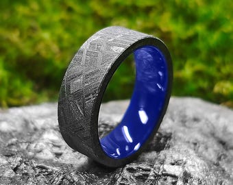 Muonionalusta Meteorite Ring: 8mm Widmanstätten Pattern, Blue Ceramic Inlay