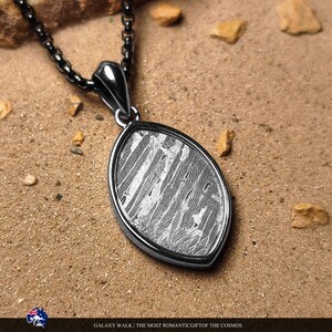 Collar de hierro con diseño de meteorito Widmanstätten, colgante espacial con forma de oliva, regalo celestial hecho a mano.