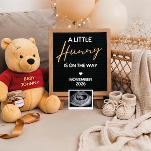 Winnie the Pooh Schwangerschaftsankündigung, digitale Baby-Enthüllungsvorlage, bearbeitbar geschlechtsneutral für soziale Medien, kleine Hunny auf dem Weg