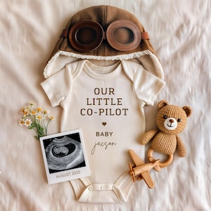Pilot Theme Babyankündigungsvorlage, bearbeitbare Canva Schwangerschaft enthüllen mit Co-PIlot-Bodysuit, Ultraschallfoto, digitale Babymitteilung
