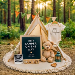 Modèle de toile pour faire-part de bébé sur le thème du camping, affiche de grossesse modifiable dans la forêt rustique avec installation de la tente, photo échographique, nom de bébé