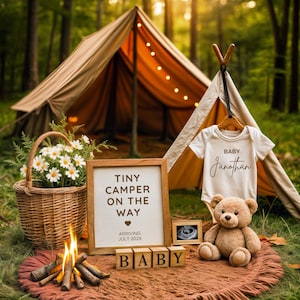 Modèle de toile pour faire-part de bébé sur le thème du camping, affiche de grossesse modifiable dans la forêt rustique avec installation de la tente, photo échographique, nom de bébé