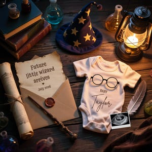 Könnte beinhalten: Eine zauberhafte Babyankündigungsszene mit einem Zaubererthema. Enthält einen weißen Strampler mit Brille und dem Namen "Taylor", einen Zaubererhut, einen Brief mit dem Text "Future little wizard arrives July 2026" und ein Ultraschallbild.