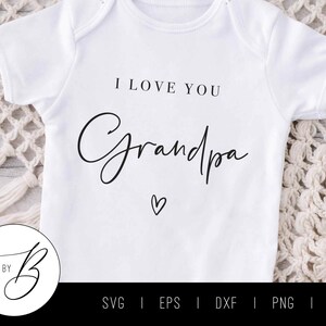 Peut inclure: Combinaison blanche pour bébé avec un texte noir qui dit "Je t'aime Grand-père" avec un petit symbole de cœur sous le texte.