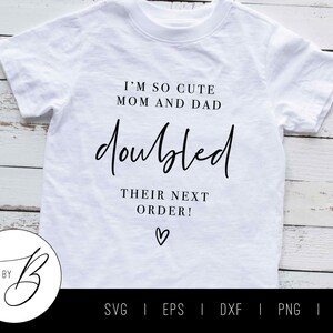 Ich bin so süß, dass Mama und Papa ihre nächste Bestellung verdoppelt haben! SVG | Zwilling Sibling Schwangerschaftsankündigung SVG | svg, eps, dxf, png, jpg | Schnittdatei