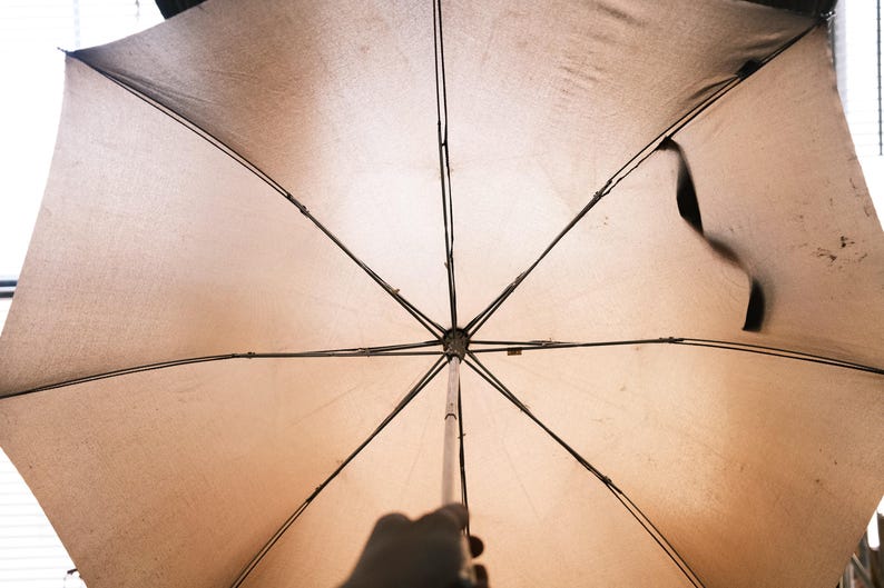 Puede incluir: Una taza de cer&aacute;mica blanca con un asa negra y el texto "But First, Coffee" en negrita negra. La taza est&aacute; sobre un fondo borroso. La taza mide aproximadamente 10 cm de altura.