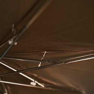 Puede incluir: Un juego de tres tazas de cer&aacute;mica con un acabado mate moteado. Las tazas son de color crema, gris claro y gris oscuro. Cada taza tiene un dise&ntilde;o simple y minimalista y un asa redondeada.