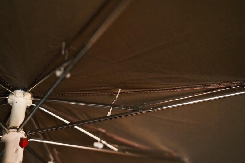 Puede incluir: Un juego de tres tazas de cer&aacute;mica con un acabado mate moteado. Las tazas son de color crema, gris claro y gris oscuro. Cada taza tiene un dise&ntilde;o simple y minimalista y un asa redondeada.