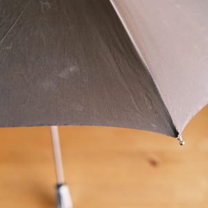 Puede incluir: Un letrero de madera r&uacute;stica con el texto "Welcome to our home" en letras blancas. El letrero presenta un acabado envejecido y un dise&ntilde;o simple y acogedor, ideal para la decoraci&oacute;n de la entrada.