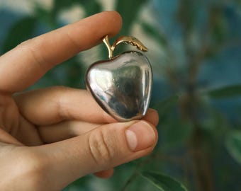 Broche de manzana en tono plateado / LC / Liz Clairborne / Manzana plateada + pan de oro