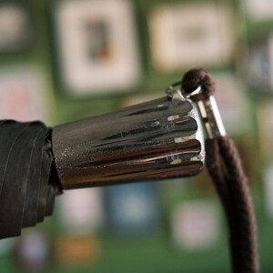 Puede incluir: Un letrero de madera hecho a mano con el texto "Welcome to our home" en un estilo manuscrito. El letrero est&aacute; pintado de blanco con letras negras y un acabado envejecido, apto para uso en interiores o exteriores.