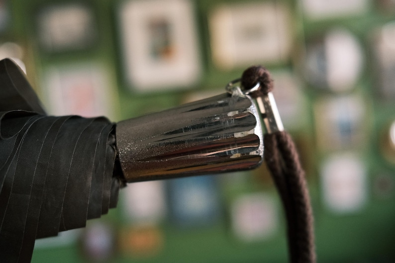 Puede incluir: Un letrero de madera hecho a mano con el texto "Welcome to our home" en un estilo manuscrito. El letrero est&aacute; pintado de blanco con letras negras y un acabado envejecido, apto para uso en interiores o exteriores.