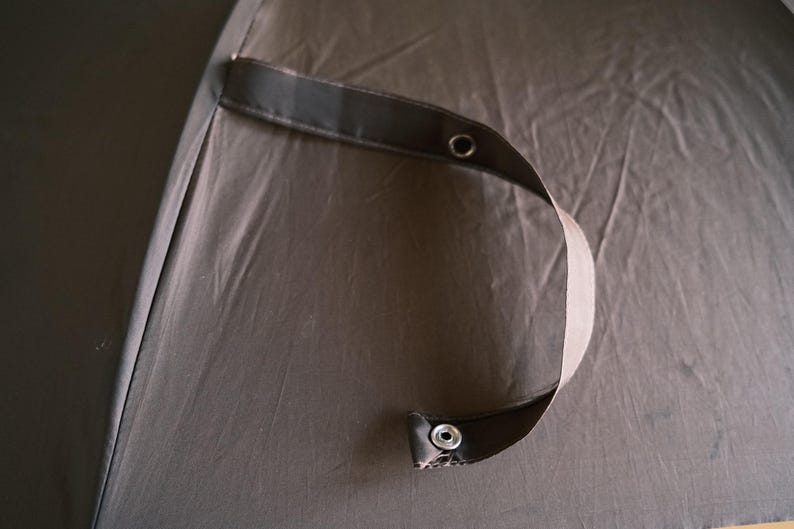 Puede incluir: Una taza de cer&aacute;mica blanca con asa negra y el texto "But First, Coffee" en negrita negra. La taza se encuentra sobre un fondo borroso, sugiriendo un ambiente acogedor.