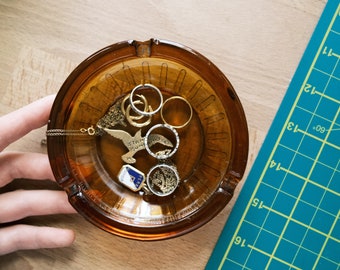 Popielniczka/pojemnik na śmieci z bursztynowego szkła w stylu vintage