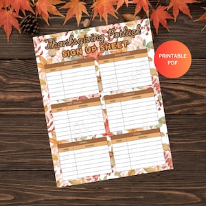 Könnte beinhalten: Ein Thanksgiving-Potluck-Anmeldeformular mit Abschnitten für Vorspeisen, Hauptgerichte, Beilagen, Desserts, Getränke und Sonstiges. Das Formular hat ein Herbst-Design mit Blättern und Eicheln. Der Text "PRINTABLE PDF" befindet sich auf einem roten Kreis.
