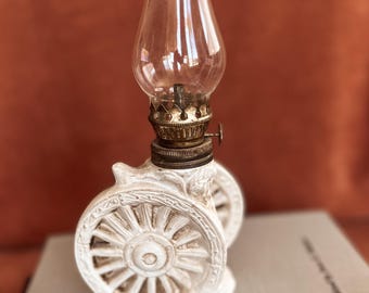 Vintage Miniatur Öllampe mit Wagenradstand | Retro Western Petroleumlampe