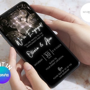 Puede incluir: Un teléfono inteligente negro muestra una invitación digital para una fiesta de compromiso. La invitación incluye el texto "We're Engaged!" con nombres, fecha, hora y detalles de RSVP. El fondo presenta bolas de discoteca.