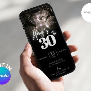 以下が含まれることがあります： スマートフォンには、30歳の誕生日パーティーの白黒招待状が表示されています。招待状には「Amy's th 30」というテキスト、日付、時間、場所が含まれています。背景にはディスコボールがあり、パーティーのテーマを作成しています。