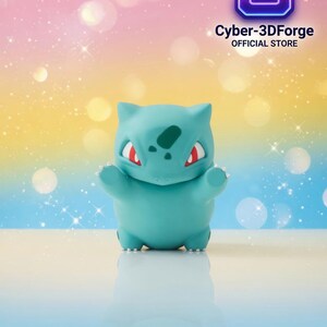 Puede incluir: Figura de Bulbasaur turquesa con ojos rojos y detalles blancos. Se encuentra sobre una superficie reflectante con un fondo degradado colorido. Se puede ver el texto "Cyber-3DForge OFFICIAL STORE".
