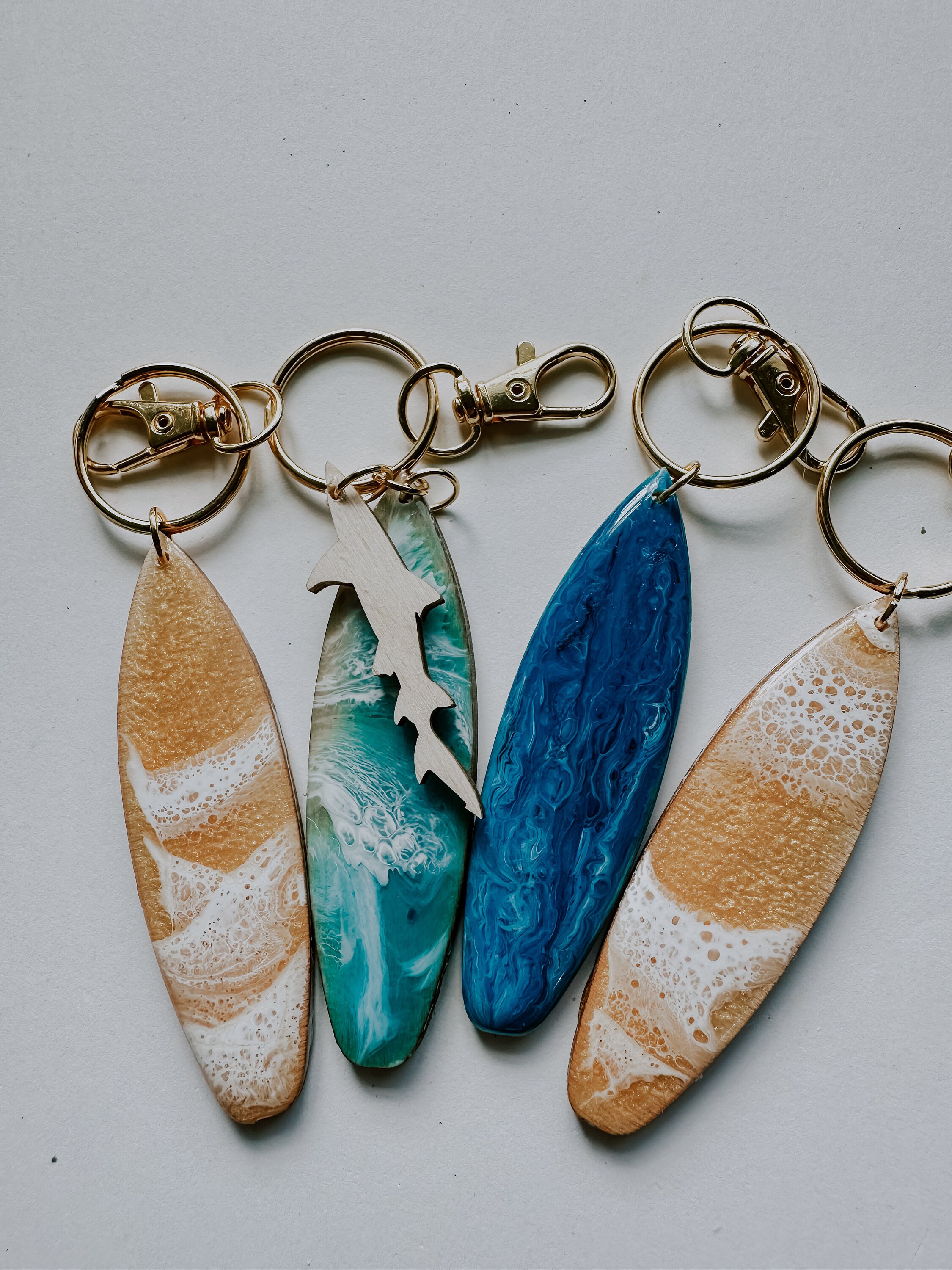 Acryl Schlüsselanhänger Surfbrett Mit Krabbe – Strand-Design, Karabiner, Sommer-Geschenk (55mm)