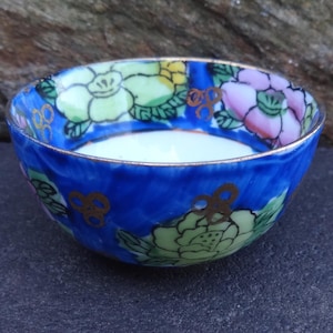 Delicata saliera aperta in porcellana blu, con decorazione a forma di maialino viola!