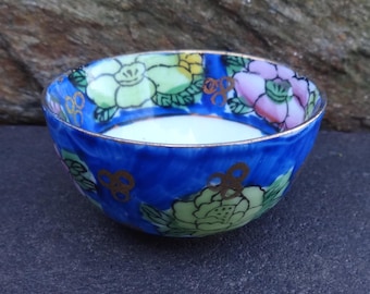 Delicado salero abierto de porcelana azul, con forma de cerdo morado.