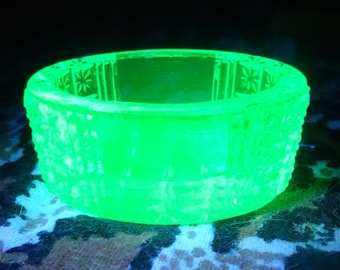 1885 King, Son & Co. Apple Green Uranium Two-Panel Glass Open Salt Dip, Cellar, Dish!