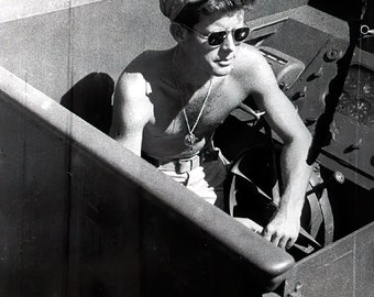 Impression d'affiche historique : futur président, le lieutenant John F. Kennedy à bord du PT-109 - 1943 - photo finition satinée - disponible en 6 tailles !
