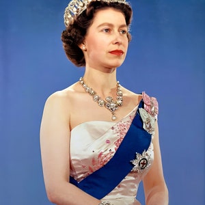 Historical Poster Print: Portrait of Her Majesty Elizabeth II of England, Great Britain and UK - Satin Finish Photo - Available in 6 Sizes