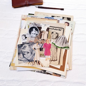 Puede incluir: Una colección de efímeras de papel vintage, que incluye ilustraciones de moda, retratos y recortes de revistas. El collage presenta una variedad de colores, incluyendo beige, rosa y negro, con la palabra "enfabrik" visible. Un diario de cuero marrón y un bolígrafo están en el fondo.
