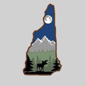 Op de afbeelding: Een sticker met de omtrek van New Hampshire met een landschap. Het ontwerp toont bergen, een bos, een elandsilhouet, een volle maan en een donkerblauwe lucht, alles binnen een bruine rand.