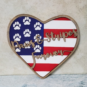 Arquivo digital svg glowforge, corte a laser, bandeira dos eua, formato de coração, patas e listras, furever, cão de estimação, decoração de sinal em camadas com tema
