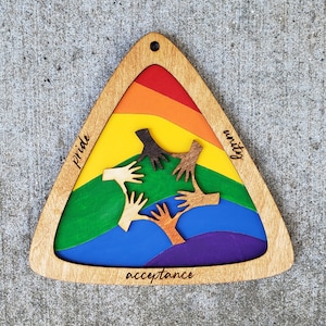 Fichier SVG numérique Glowforge Prêt Laser Cut LGBTQ Gay Pride Unity Triangle Rainbow Flag