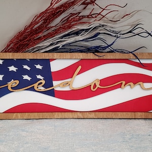ARCHIVO SVG DIGITAL Glowforge Listo para cortar con láser Letrero patriótico de libertad con la bandera estadounidense en capas multicapa