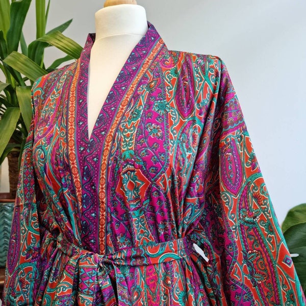 Neuer seidiger Sari Boho Kimono Regal House Robe Luxus Lounge Digital Print Flowy Kleid | Persian Rich Purple Pink Orange Aqua Paisley Duster