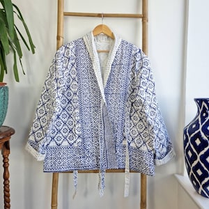 Boléro printanier réversible courte longueur toutes saisons Boho Melange Artist Veste ouverte nouée sur le devant | Carreaux pétales de losanges blancs et bleus