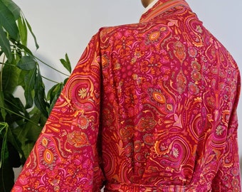 Neuer seidiger Sari Boho Kimono Regal House Robe Luxus Lounge Digital Print Flowy Kleid | Persian Red Romance Henna Geometrische | Blumen Duster