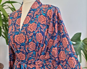 Neuer seidiger Sari Boho Kimono Regal House Robe Luxus Lounge Flowy Kleid Blau Türkis Pfirsich Rose Floral Duster Beach Coverup Blush in Romance