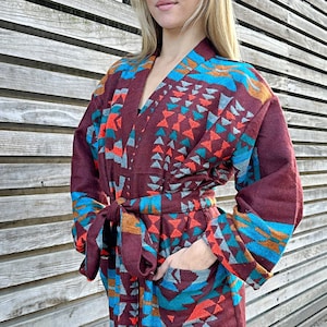 Kimono/veste geometrico unisex in misto lana di yak – Regal Brick, bordeaux intenso, turchese, senape, Urban Diamond, stampa azteca, caldo Hygge Christmas