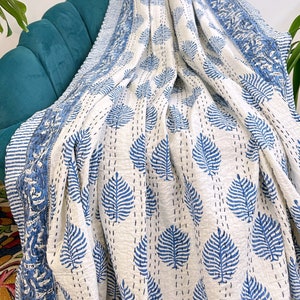 Kantha Stitch Patchwork Puro Cotone Reversibile / Copridivano Letto King Size Dohar Floreale Elegante / Motivo Foglia di Felce Bianco Blu Pastello Estivo