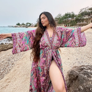 Nouvelle robe de chambre soyeuse en sari bohème kimono royal - Robe de chambre royale fluide de luxe | Cache-poussière de plage Persian rose et violet intense à motif cachemire
