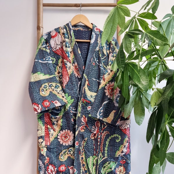 Kantha katoenen omkeerbare kimono jas unisex badjas handgemaakt duurzame eco-mode | Eigenzinnige staalblauwe tropische dierentotem | Vogel magie