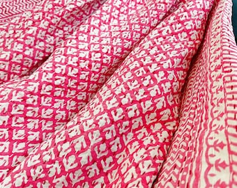 Kantha Stitch Czysta bawełna Reversible Bed/Sofa Narzuta King Size | Ręcznie robiony nadruk ręczny Dohar Biały Różowy Jaipur Kwiatowa ceramika Mughal Mini Motyw